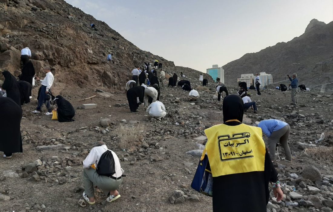 جمع آوری سنگ ریزه توسط زائران برای رمی جمرات